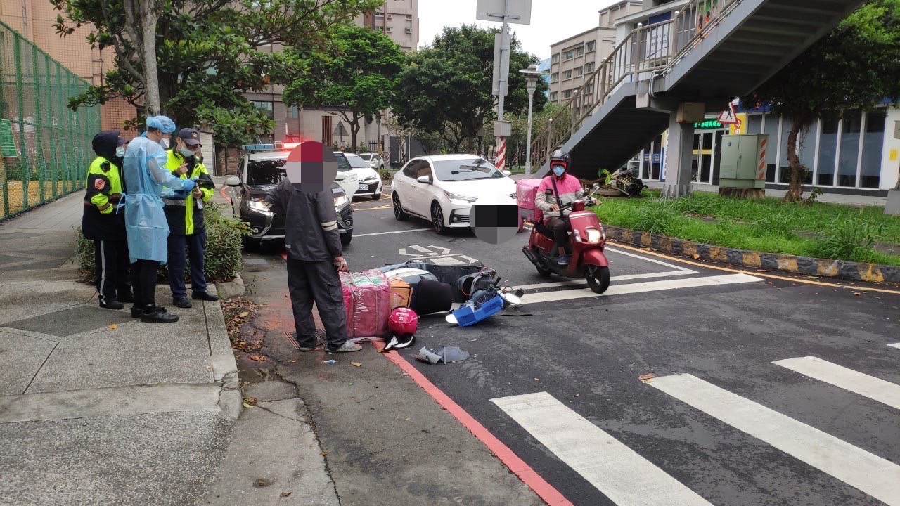 圖片說明：林口區忠孝路與公園路口兩機車相撞，1酒駕1肇事逃逸，林口警依法送辦。(記者吳萍翻攝）