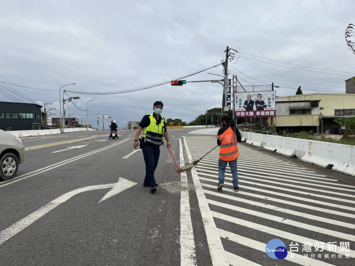 塑膠原料顆粒散落路面，大園警迅速排除維護交通安全。