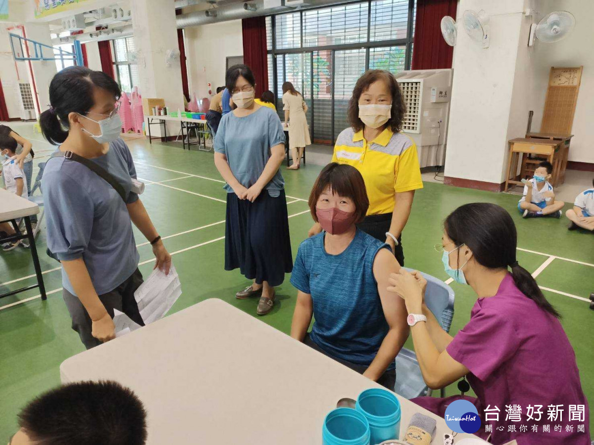 台中市教育局今年採購2萬劑四價流感疫苗，提供非公費對象的學校教職員工接種。