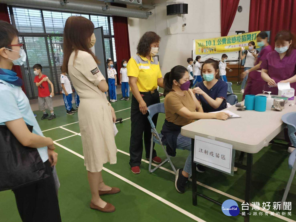台中市教育局今年採購2萬劑四價流感疫苗,提供非公費對象的學校教職員工接種。