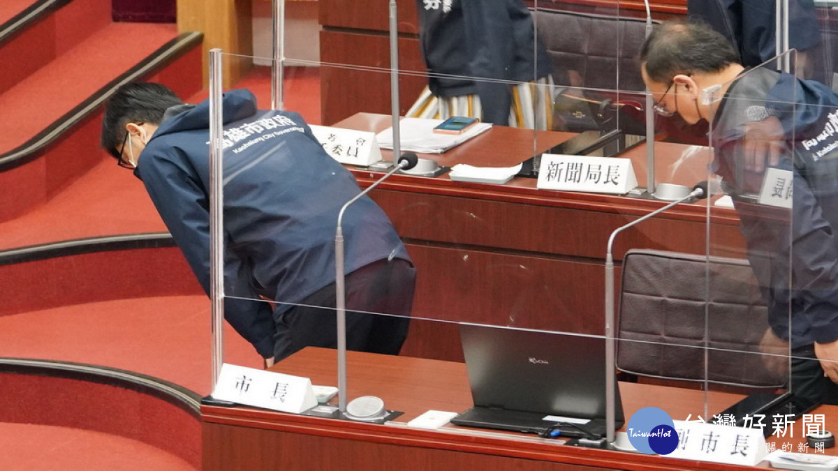 ▲陳其邁率市府團隊深深一鞠躬，感謝眾議員監督。（圖／記者 許高祥 攝）