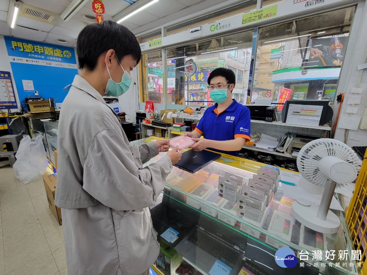 配合環保署「10月手機回收月」，台中市府環保局結合業者擴大舉辦「回收廢3C 環保好利HIGH」活動，民眾持四種廢資訊物品交付至台中市26處門市回收，即可享有店家專屬優惠及兌換好禮，數量有限，換完為止。（圖/臺中市政府環境保護局）