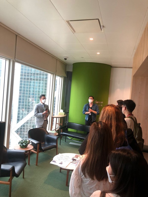 逾十年在彭博擔任主播的David Ingles向各大企業的公關及市場推廣部專員介紹新聞製作流程。 逾十年在彭博擔任主播的David Ingles向各大企業的公關及市場推廣部專員介紹新聞製作流程。