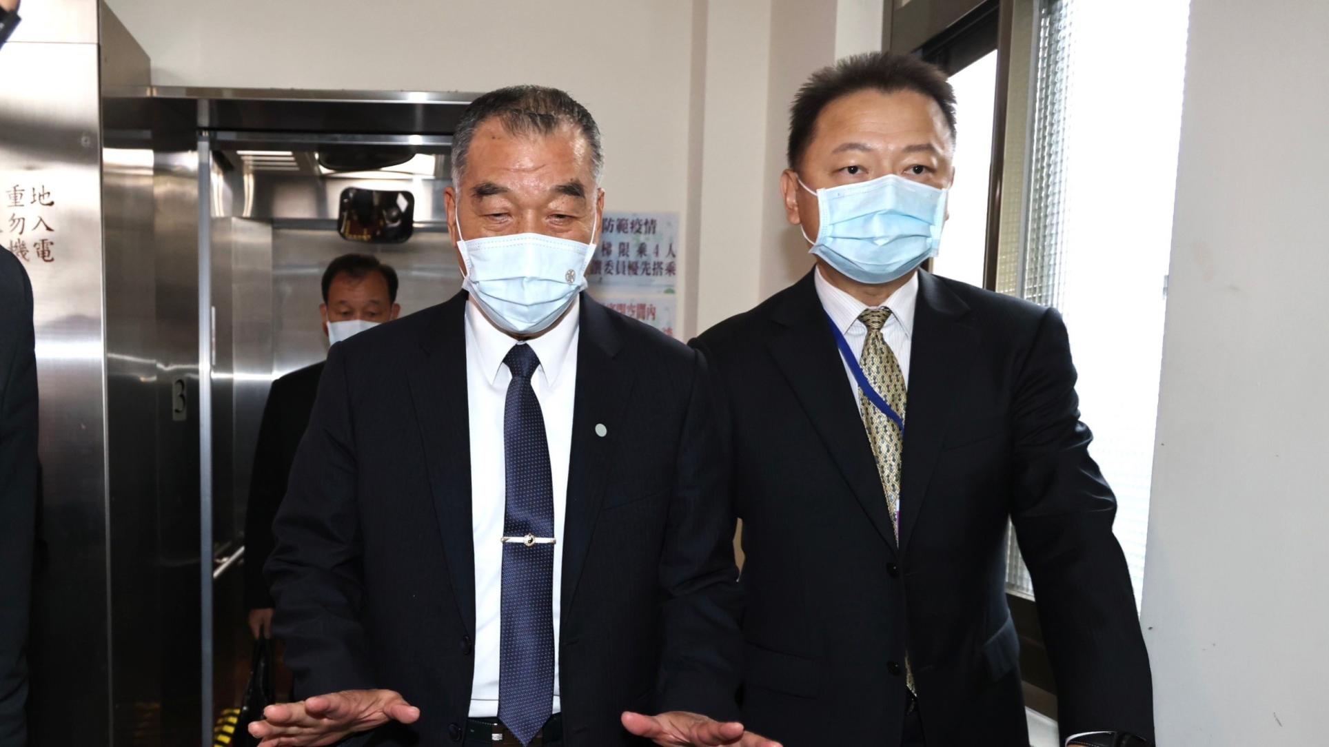 役期將延長一事,國防部長邱國正(左)表示,年底公告一年後實施。林啟弘攝