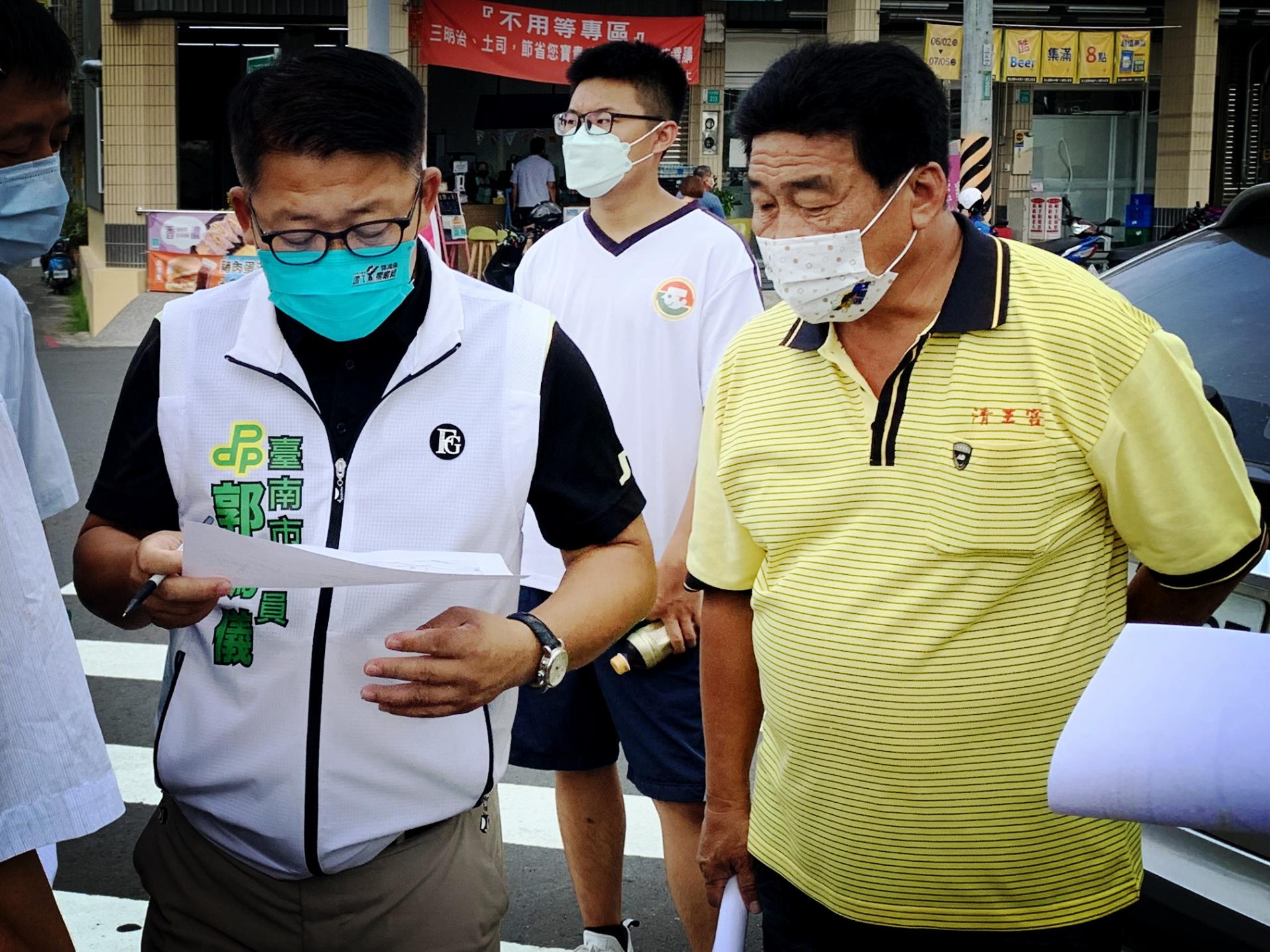 台南仁德區二行里長吳忠慶(右)昨打完疫苗後驟逝。翻攝市議員郭鴻儀臉書