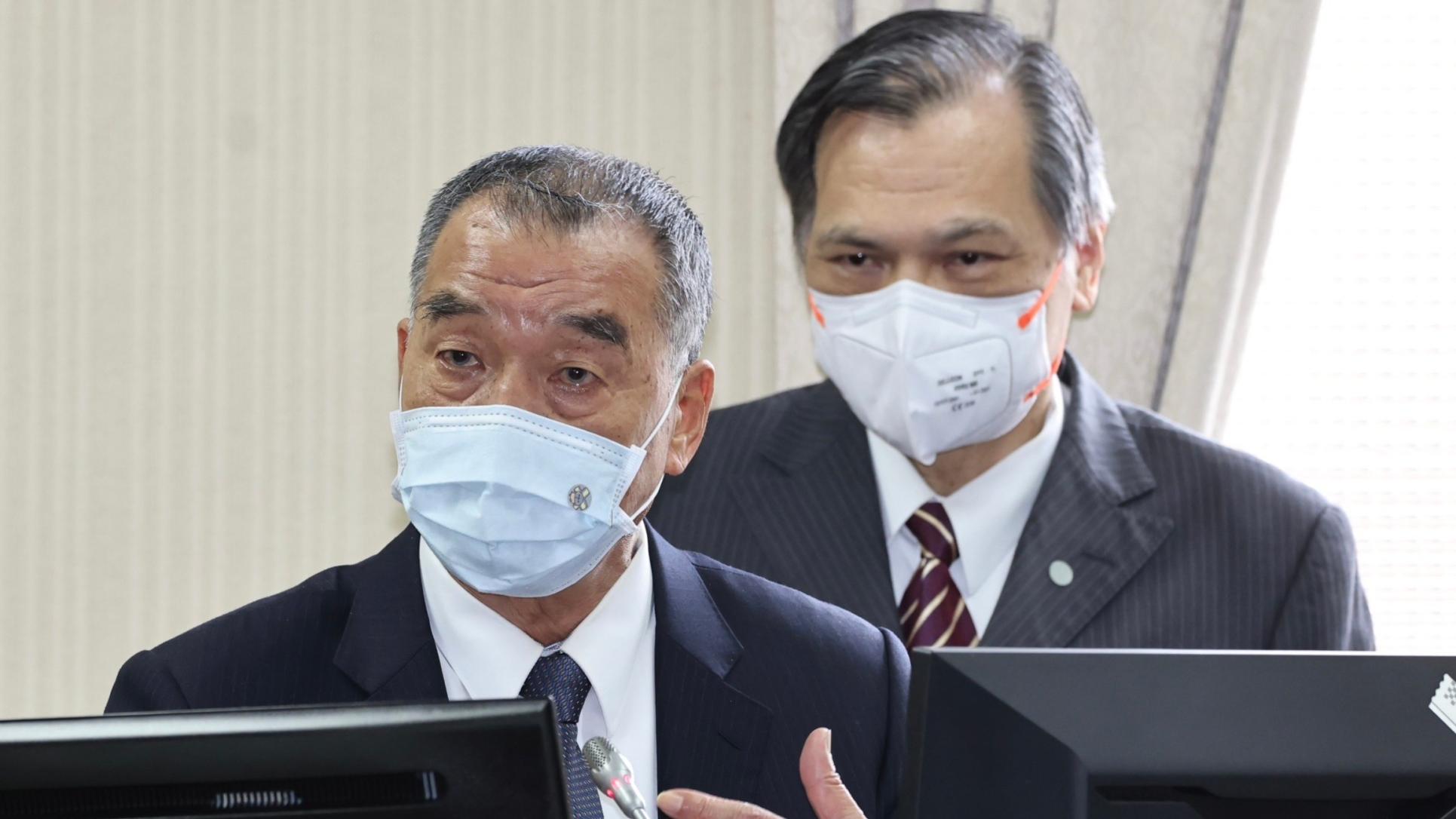  國防部長邱國正（前）表示國軍不再採購特斯拉。林啟弘攝