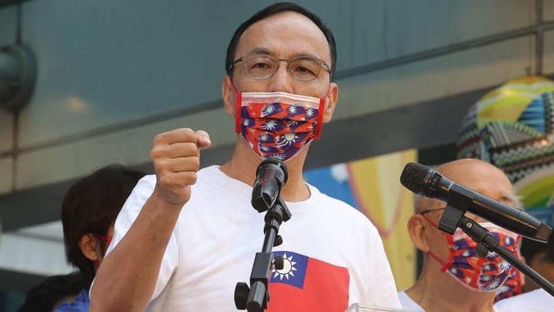 國民黨10日在中央黨部前廣場舉辦中華民國111年國慶升旗典禮,黨主席朱立倫出席並致詞。中央社