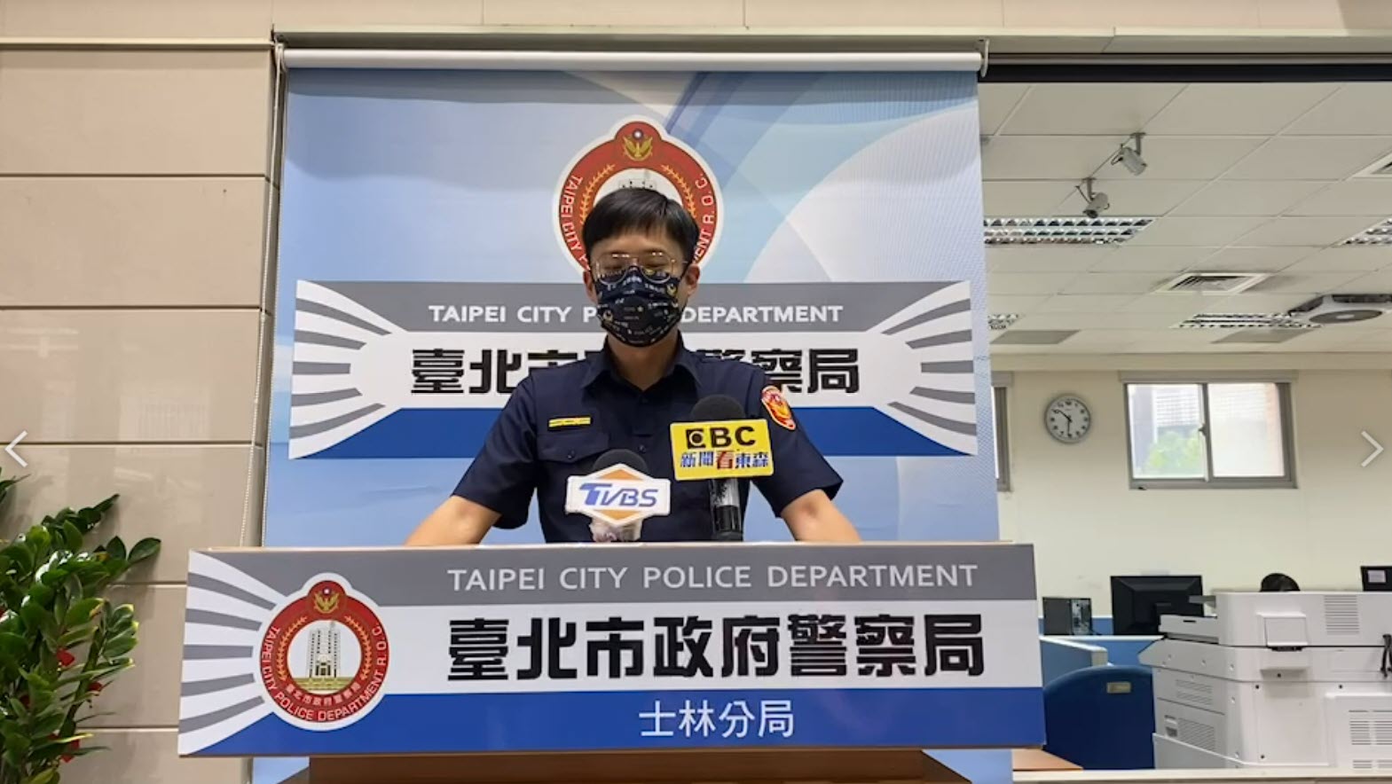 士林分局文林派出所於111年10月11日13時許，接獲線報舉稱其友人在案址，看見丘姓犯嫌有吸食毒品情事，請求警方協助