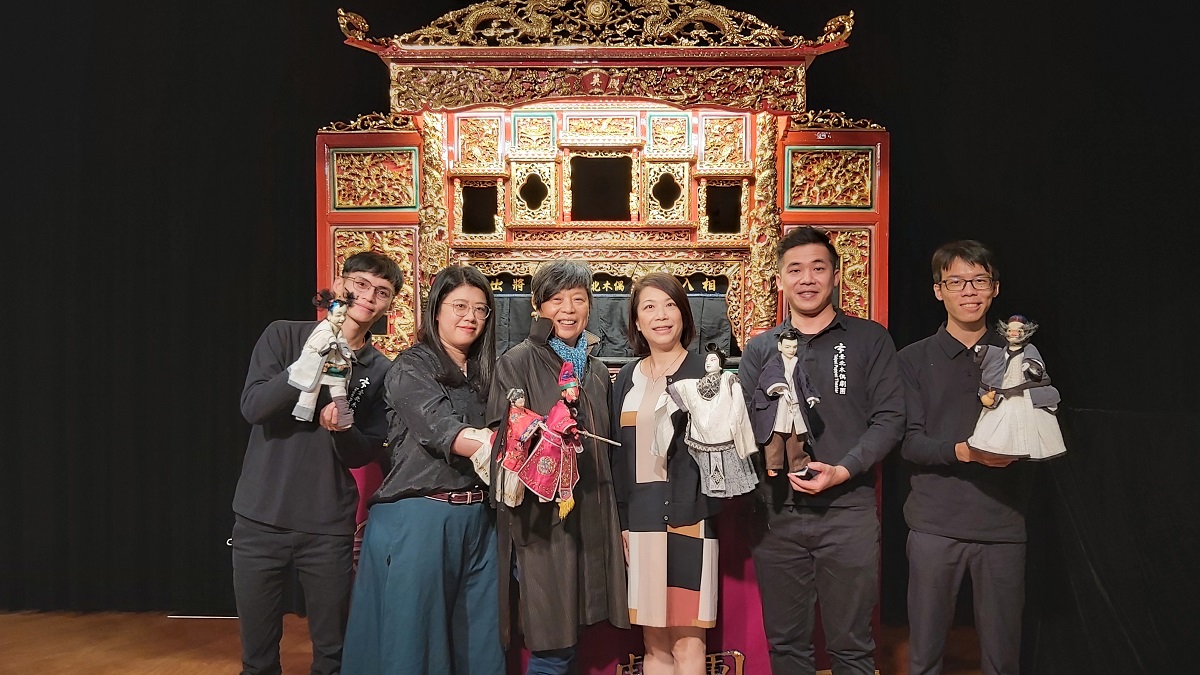 歌劇院副總監鄢繼嬪（右三）、導演伍姍姍（左三）、編劇周玉軒（左二）、布袋戲演師吳聲杰（右二）、林瑞騰、廖群瑋，大合影。（圖/陳惠玲攝影）
