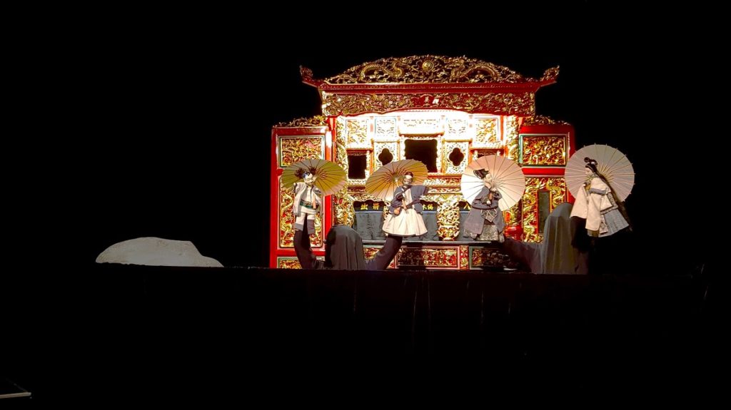 布袋戲演師吳聲杰、林瑞騰、廖群瑋帶來一段精彩的開場演出。(圖/陳惠玲攝影)