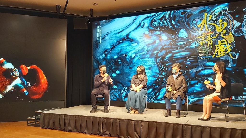 藝術對談中演師吳聲杰(左一)分享演出心得。(圖/陳惠玲攝影)