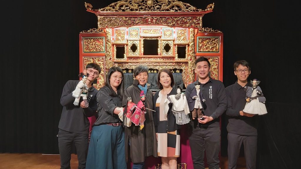 歌劇院副總監鄢繼嬪(右三)、導演伍姍姍(左三)、編劇周玉軒(左二)、布袋戲演師吳聲杰(右二)、林瑞騰、廖群瑋,大合影。(圖/陳惠玲攝影)