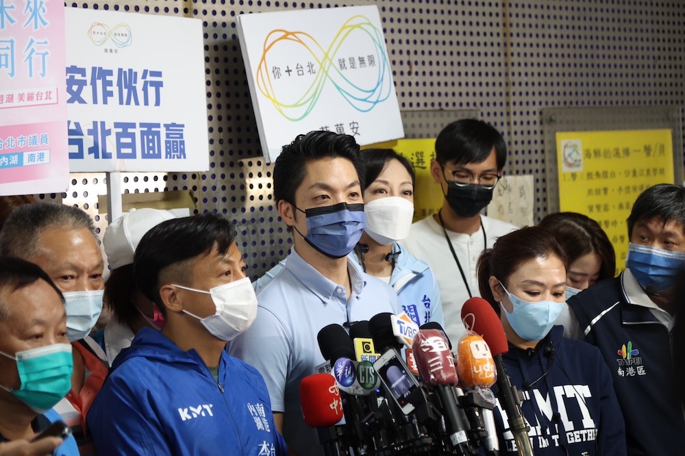 沈慧虹為「求官說」怒告吳子嘉 蔣萬安:司法機器啟動護航 14 針對民進黨新竹市長候選人沈慧虹批台北市長候選人蔣萬安,護航美麗島電子報董事長吳子嘉,蔣反擊,司法機器整個啟動,為特定候選人護航,民眾看得非常清楚,侵蝕國家民主的基石。