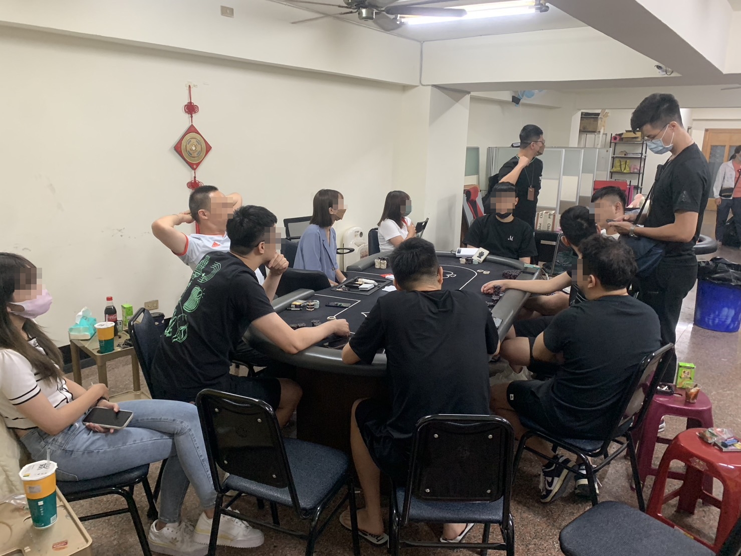 圖片說明:中市警二分局日前偵破娃娃機店暗藏賭場,直搗黃龍逮人送辦。 (記者林㤈輝翻攝)