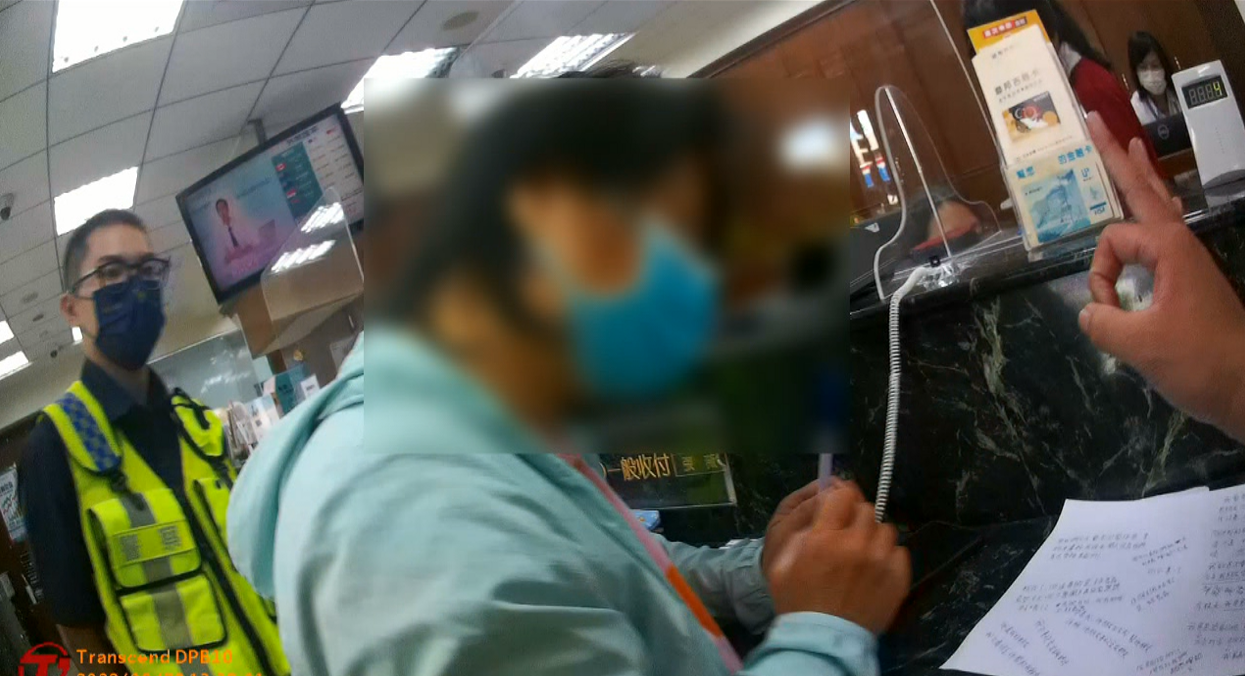 圖片說明:臺中市政府警察局第六分局市政派出所耐心筆談勸吳姓瘖啞女子成功阻詐。(記者謝榮浤翻攝)