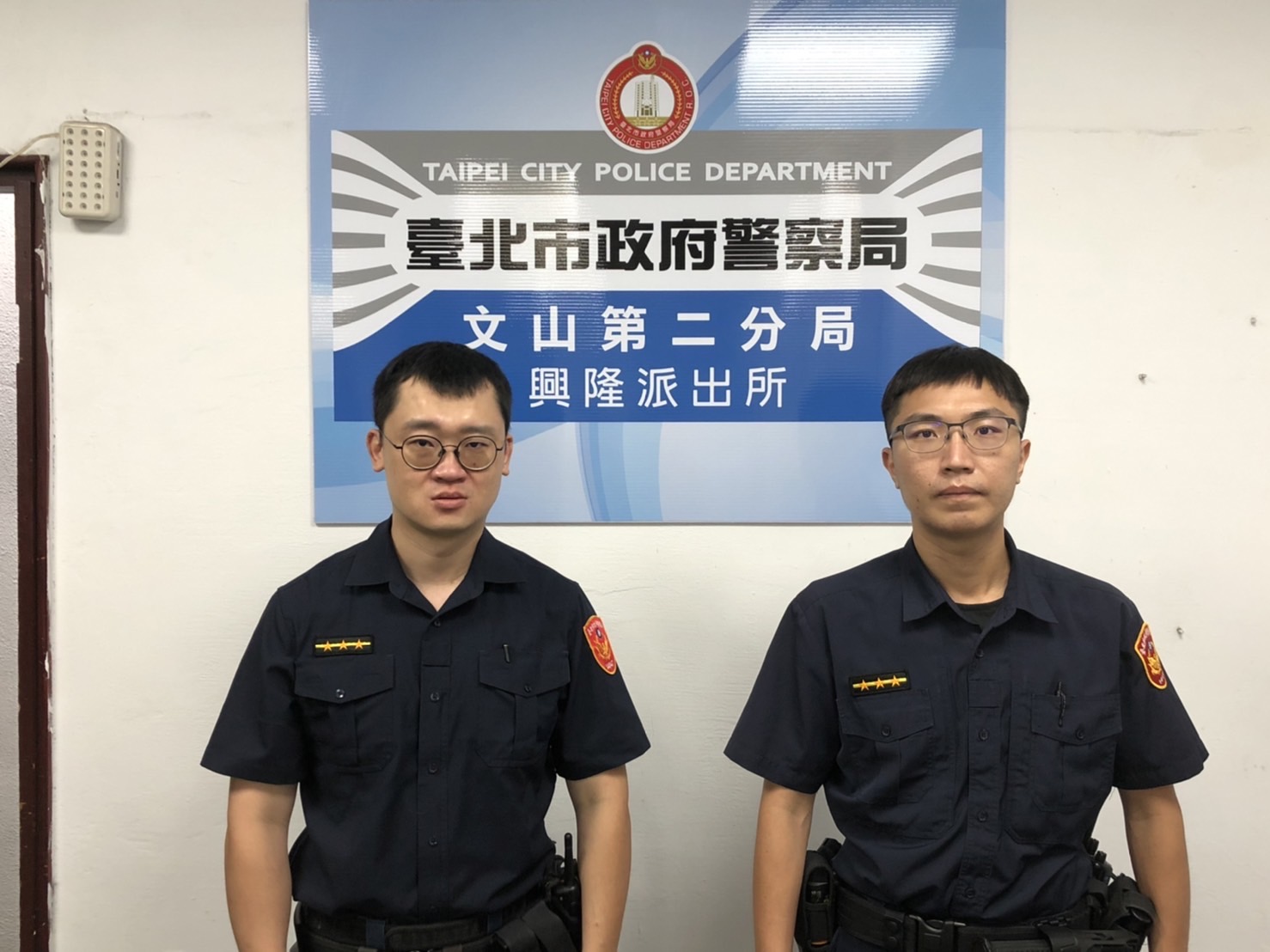 圖片說明:興隆所員警劉崇朴(左)、王瑞文(右)繄急救援一倒臥家中民眾。(記者趙靜姸翻攝)