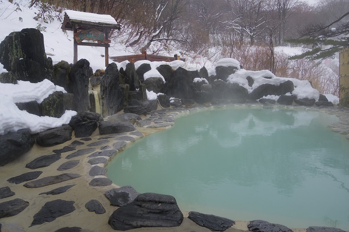 日本自由行終於解禁!今年冬天不妨來去樂天旅遊網站溫泉評價第一的福島野地溫泉飯店重溫雪見溫泉的樂趣。 圖:樂天GROUP株式會社/提供
