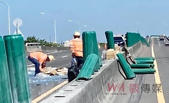 台61貨車爆胎自撞護欄阻交通　北港警馳援交管3小時排除