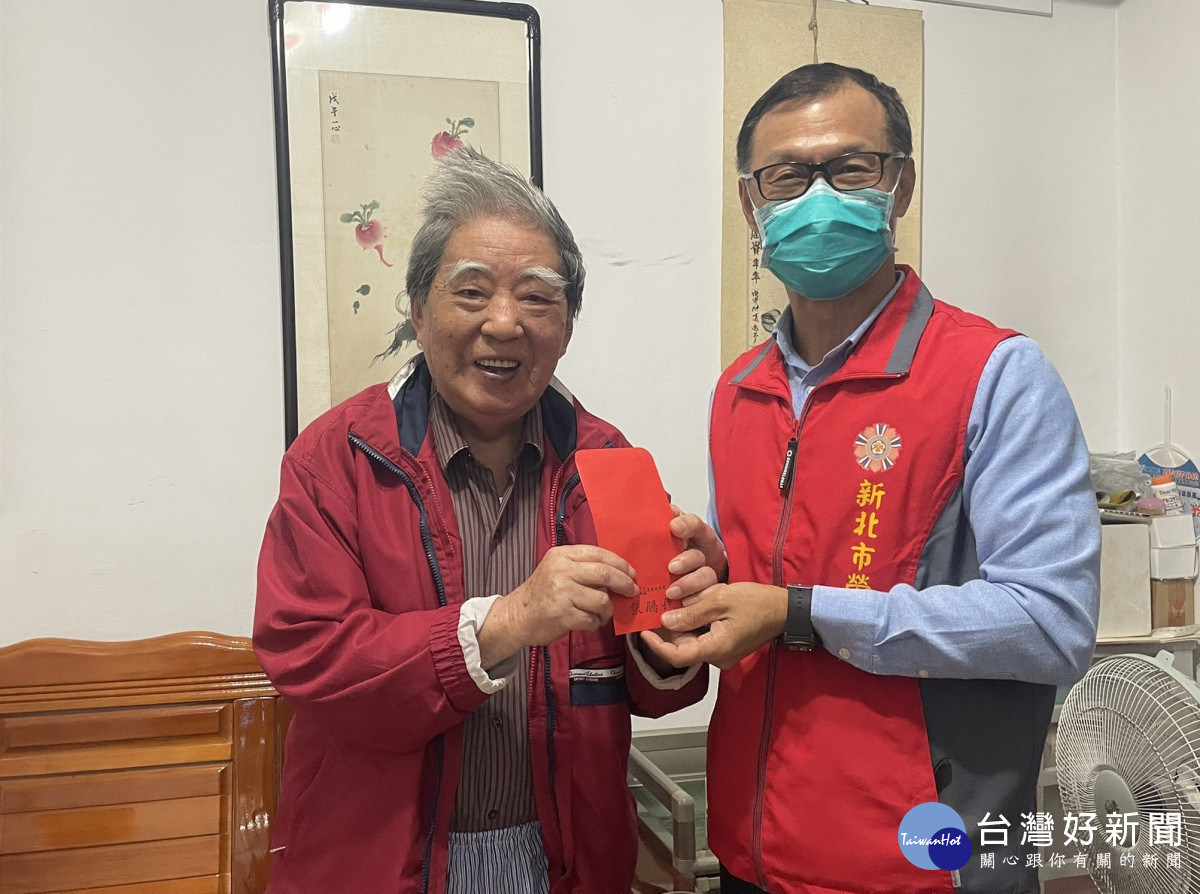 百歲榮民蔣伯伯(左),開心地自周處長(右)手中接下慈善會的關慰禮金