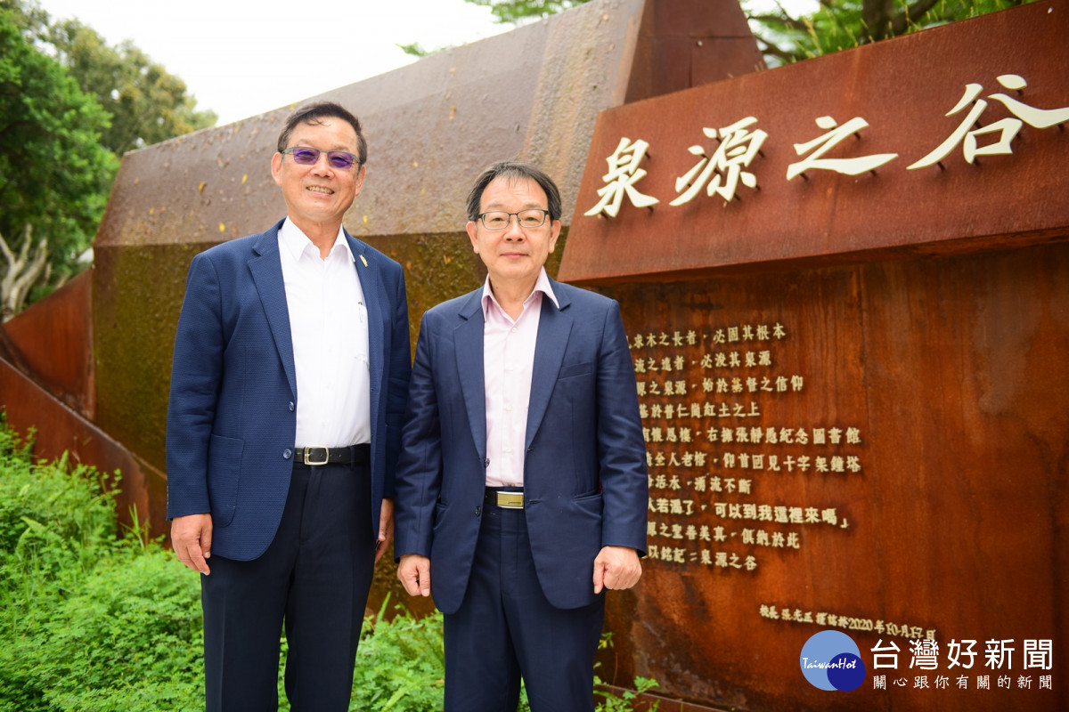 中原大學迎接67週年校慶,邀請林廷芳校友(左)、陳信宏所長(右)參與「智庫週」活動。