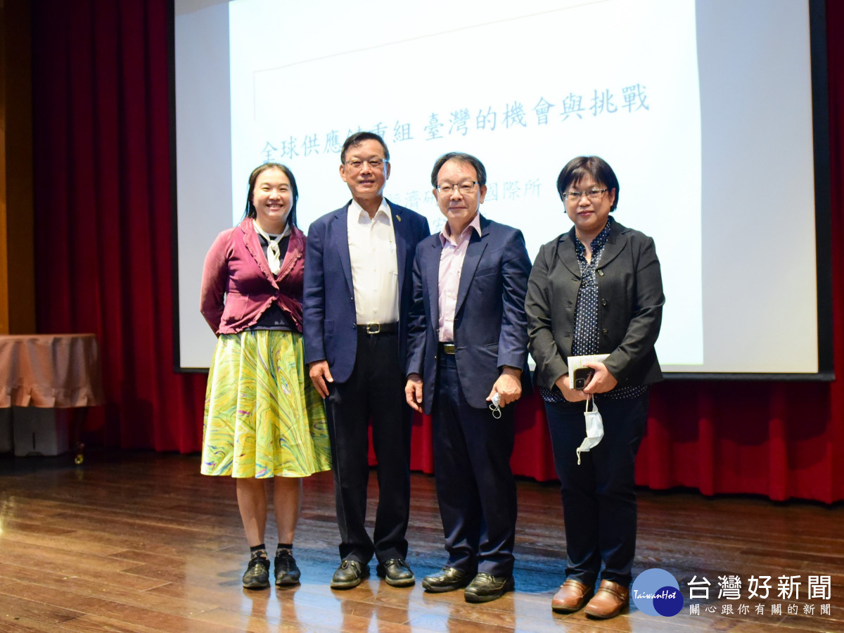 中原大學「智庫週」講座,左起陳筱琪處長、林廷芳董事長、陳信宏所長及彭妮絲主任。