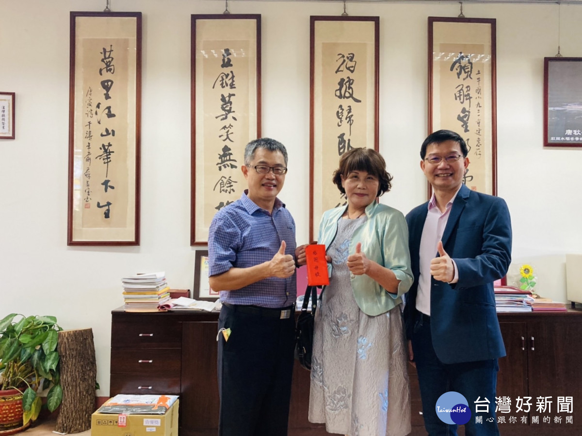 台中市政府客委會張瑞僑委員(中)由江俊龍主委(右)陪同捐贈母校土牛國小5萬元助學金。