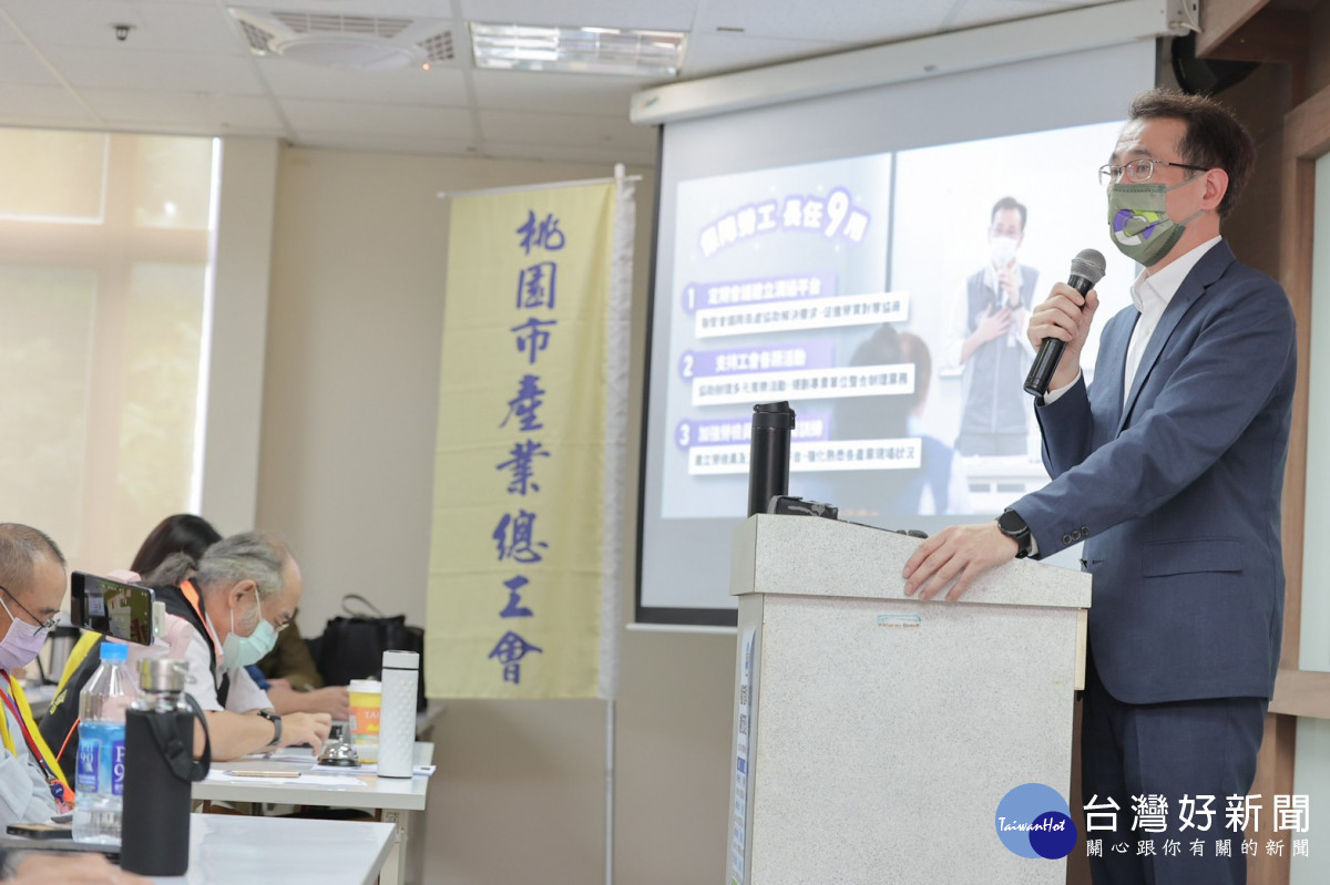 桃園市長候選人鄭運鵬參加桃園市產業總工會理事會所舉辦的市政提問座談會。