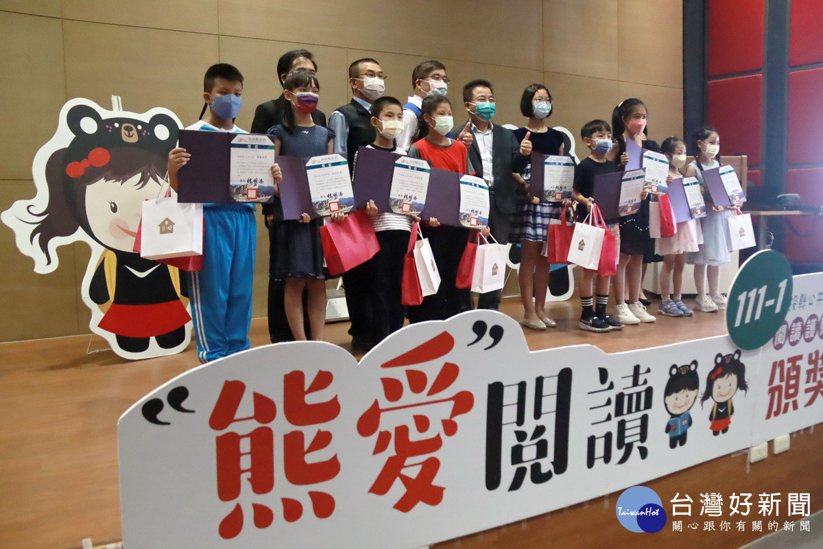 洪秘書長為閱讀高手縣長獎頒獎。（記者扶小萍攝）