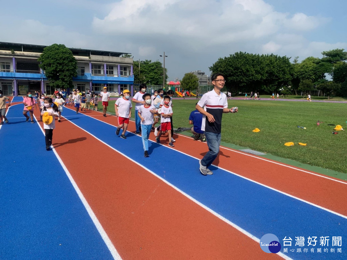 台中市政府積極改善校園運動環境 ,4年投入9.5億元經費整建150所學校跑道。
