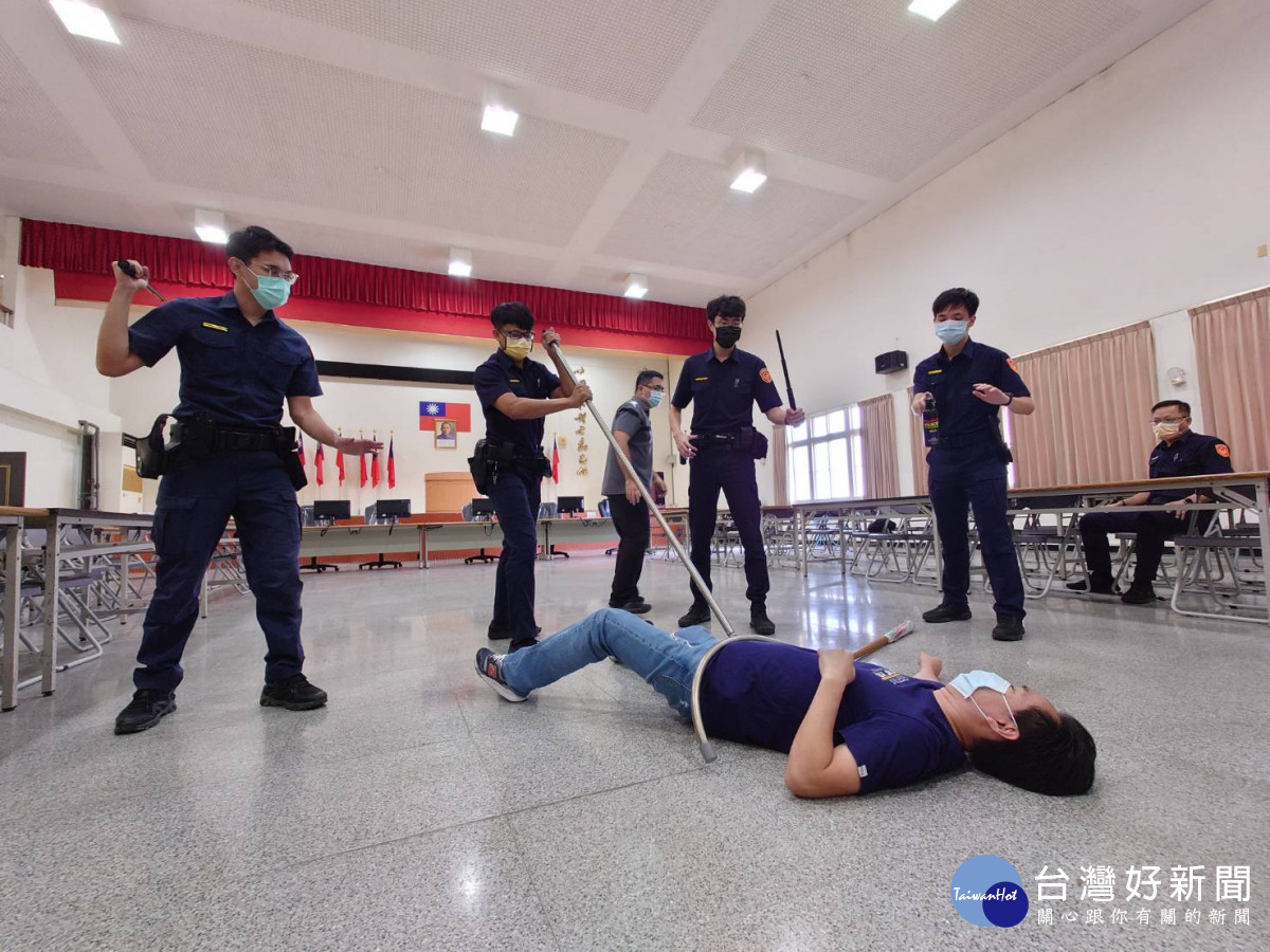 員警演練使用「月牙棒阻行器」壓制暴徒／警方提供