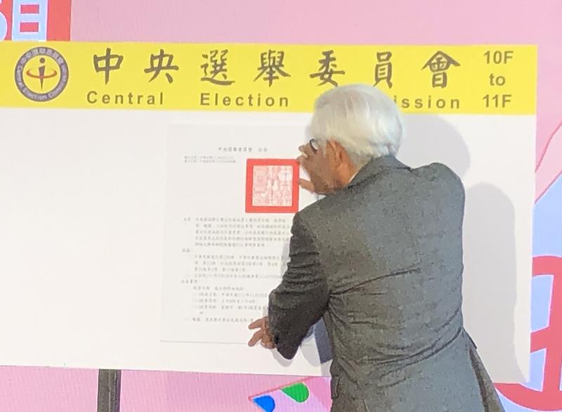 中選會主委李進勇12日發布公告,18歲公民權修憲複決11月26日將與九合一選舉同日舉行。中央社