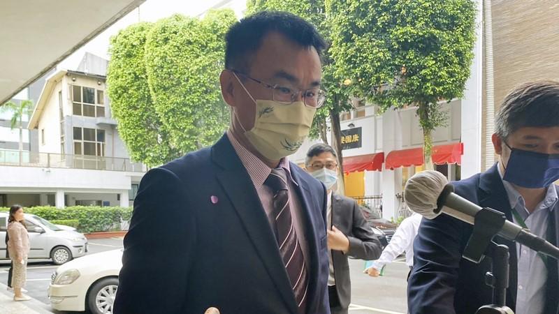 陳吉仲(左)13日在立法院受訪時表示,檢視標準從頭到尾都是一致的,也願用最嚴格標準檢視自己報告。中央社