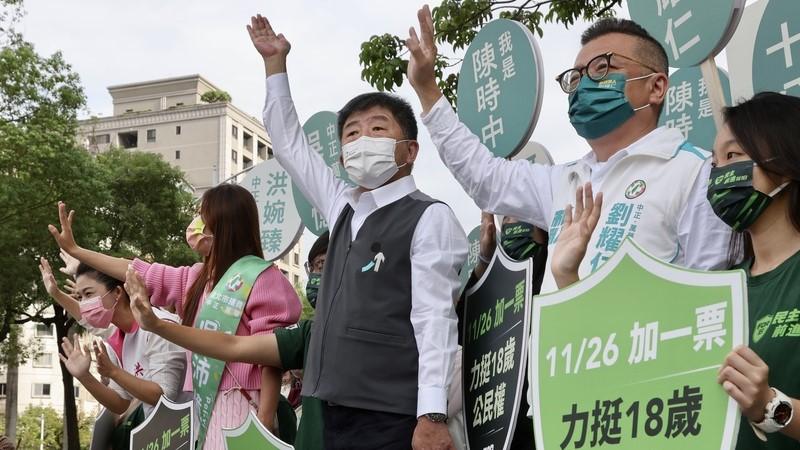 民進黨台北市長參選人陳時中13日上午在中華路與愛國西路口拜票,呼籲民眾支持18歲公民權。中央社