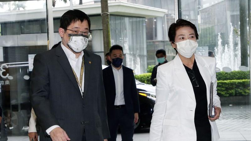 黃珊珊參訪星宇航空,由董事長張國煒接待。中央社