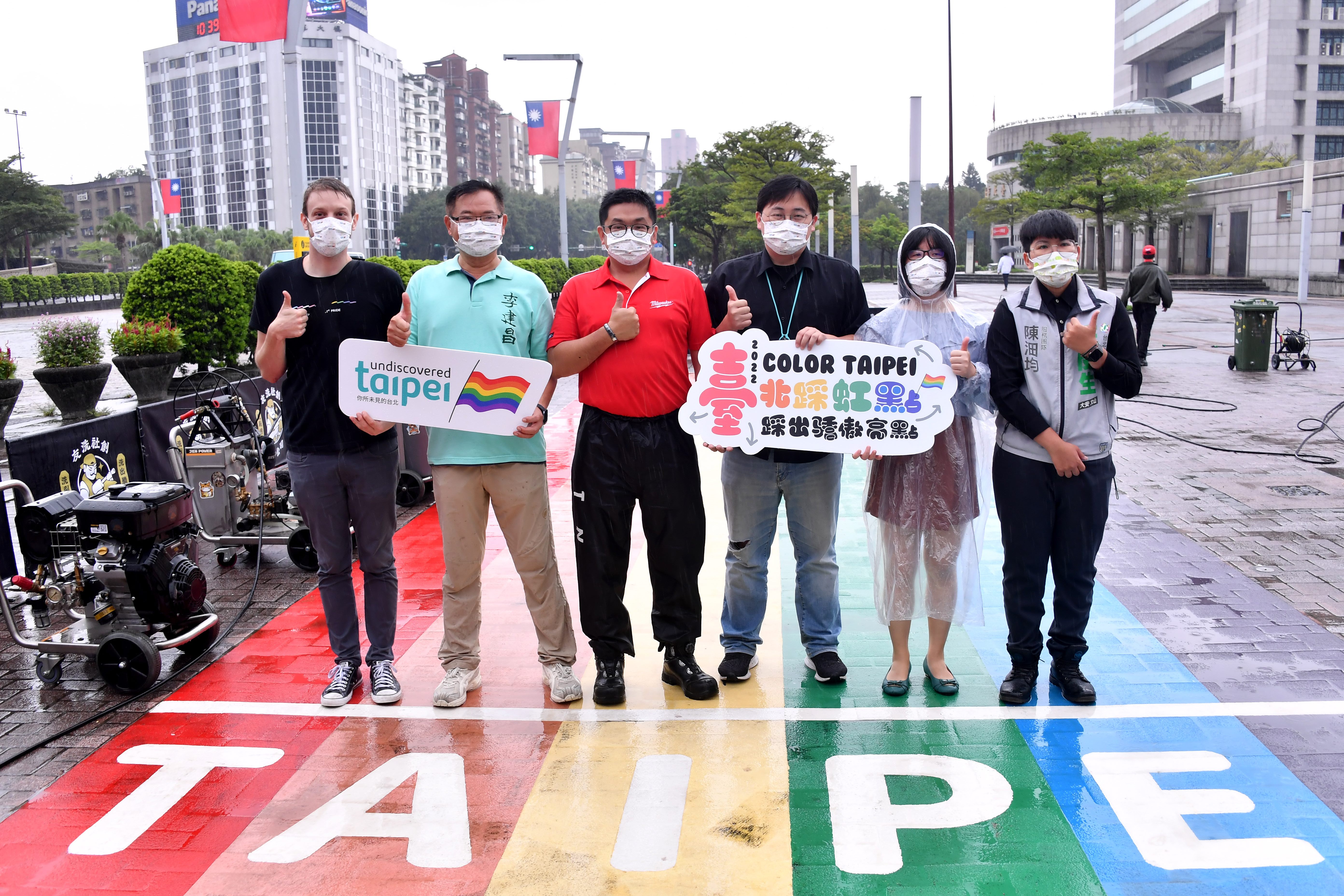 觀傳局長劉奕霆、臺北市議員李建昌、王閔生議員辦公室主任陳沺均及臺灣同志遊行主辦單位在遊行前夕一同刷亮「彩虹起跑線」。.