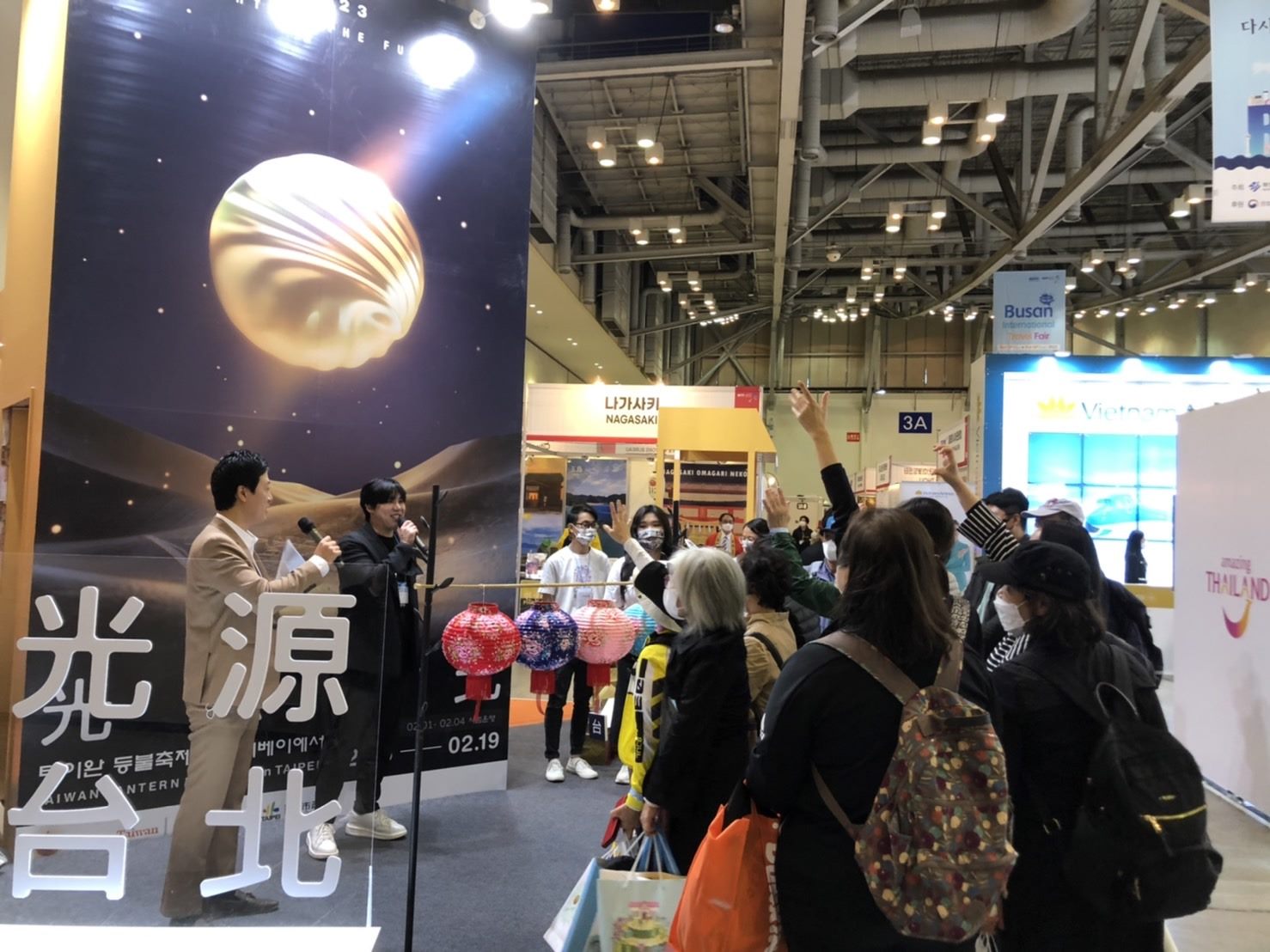 1.韓國男團W.O.W藝人全世進分享臺北旅遊經驗，與民眾比賽猜燈謎、撈元宵，共享歡樂時光。