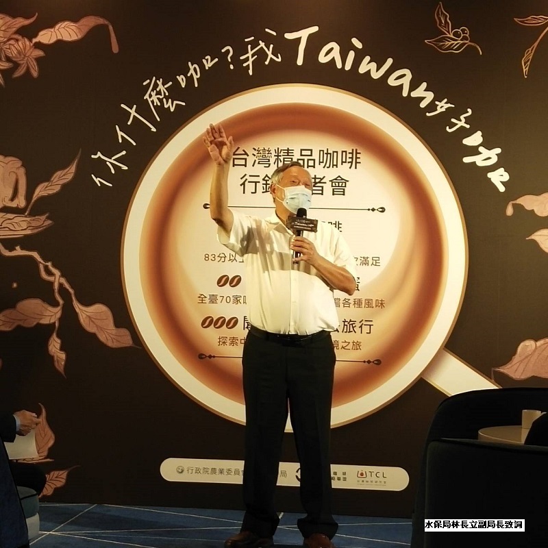 可能是 1 人、站立和室內的圖像