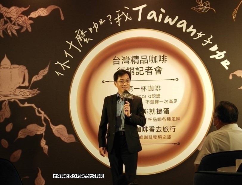可能是 2 個人和大家站著的圖像