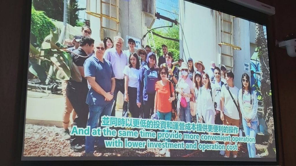 東海大學師生舉辦「到以色列的暑期創新學術東海大學專班」成果發表會,透過影片說明參訪內容。(圖/陳惠玲攝影)