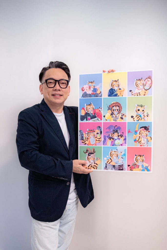 命理大師詹惟中與「十二生肖星宮派對-虎友趴」NFT圖像合影