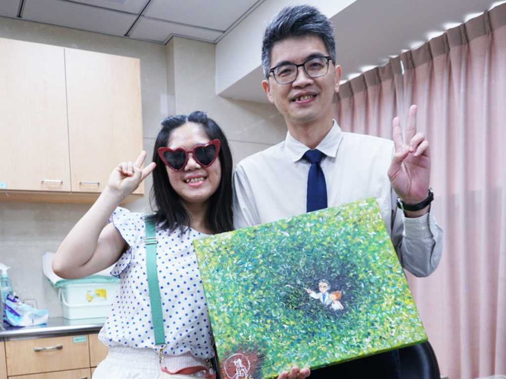 中國附醫乳房醫學中心主任劉良智醫師(圖右)_與乳癌病友劉小姐(圖左)共同呼籲乳癌_(照片提供:劉良智醫師)