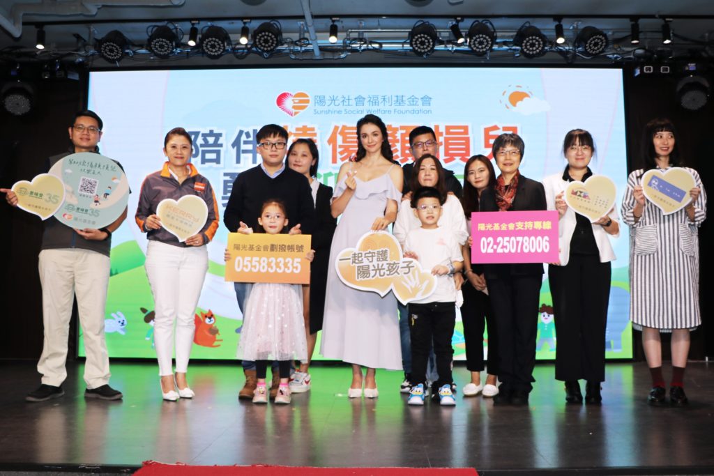 小陽光代言人瑞莎與陽光執行長舒靜嫻(右3)及陽光孩子、愛心企業一同合照