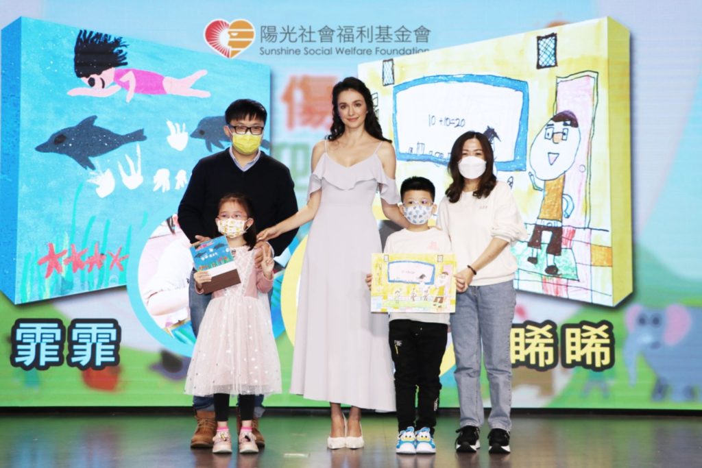 陽光孩子睎睎與霏霏送畫作給瑞莎分享自己的夢想一同合影