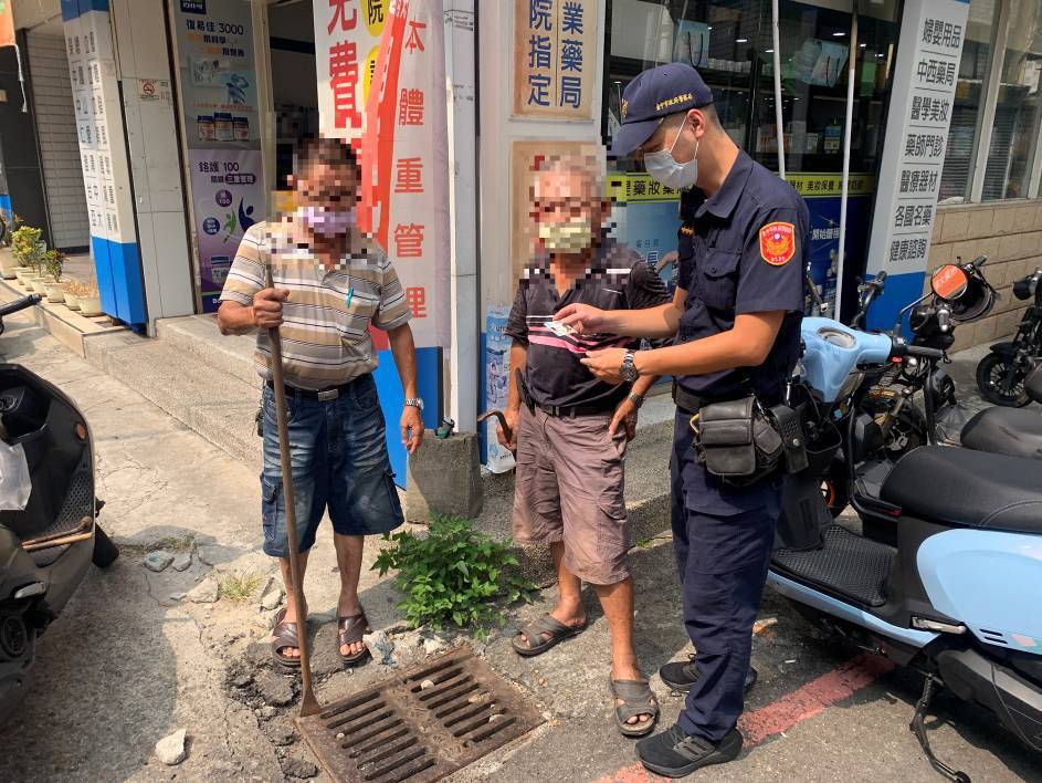 ▲員警找到健保卡並交還失主顏姓老翁,老翁直向警方道謝 (圖/台中霧峰分局 提供)