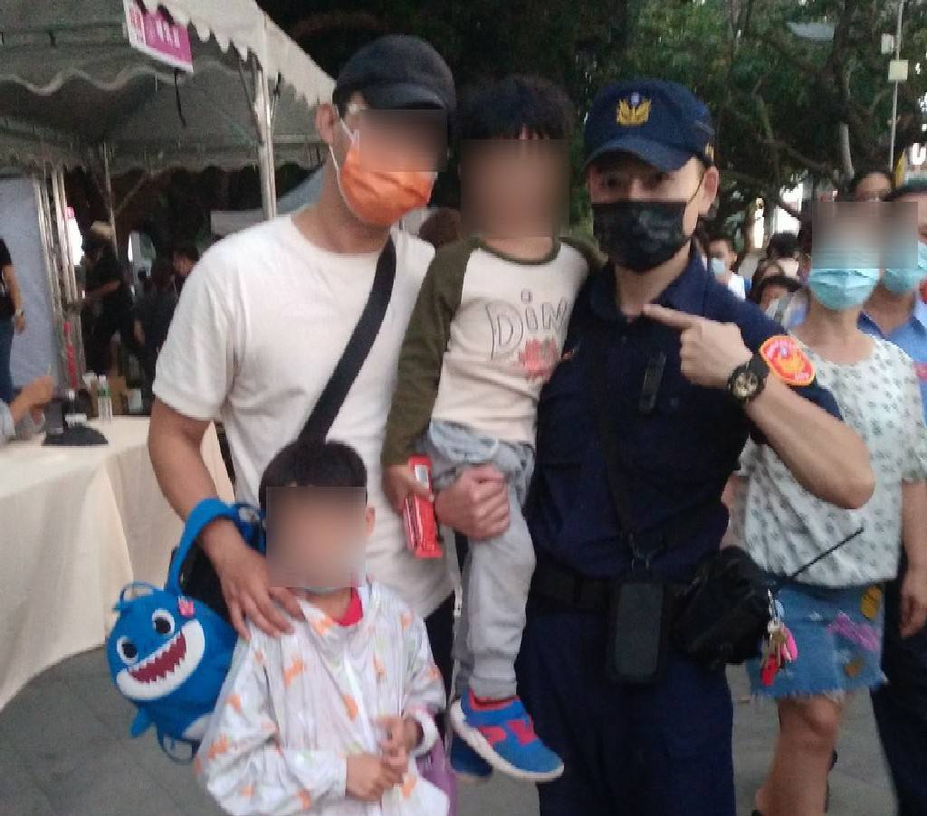 ▲踩舞嘉年華小男童與家人走失,員警請活動主辦單位廣播助男童與家人團圓 (圖/台中市警察局 提供)