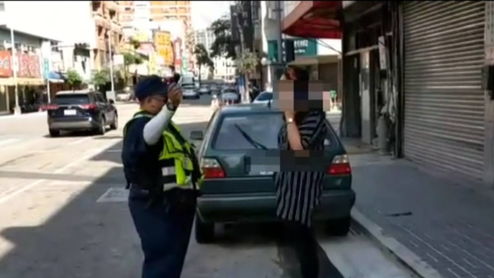 圖片說明：臺中市警察局第四分局黎明派出所員警熱心助連假出遊車拋錨民眾脫困。(記者謝榮浤翻攝) 