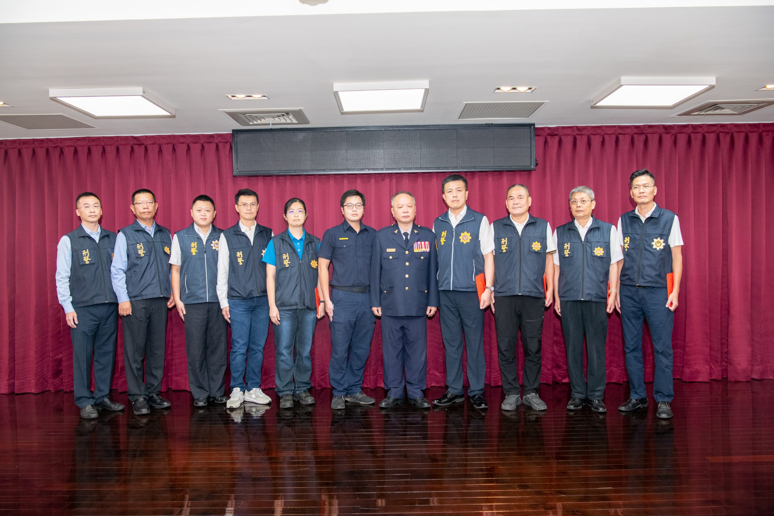 圖片說明:臺中市政府警察局今年治安繳出亮眼成績單,中市警局長蔡蒼柏頒發慰勉金並勉勵 所屬「守護臺中 再接再厲」。 (記者林㤈輝翻攝)