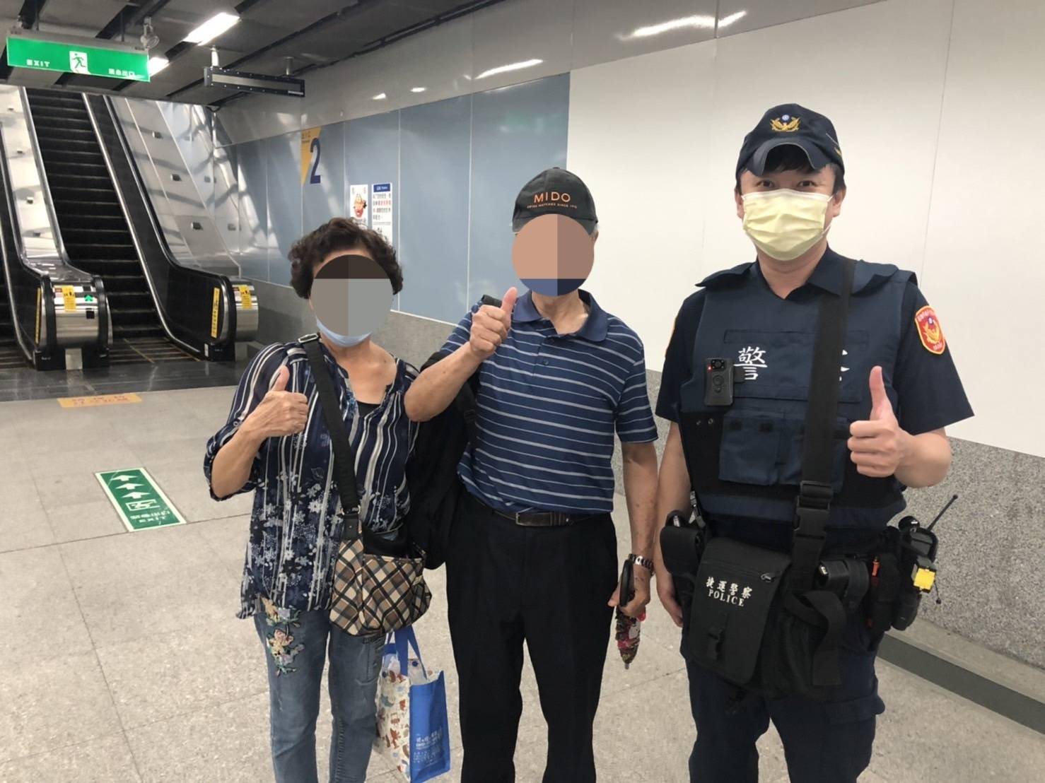 夫婦與員警於捷運站出口合影比「讚」 原因原來是這樣