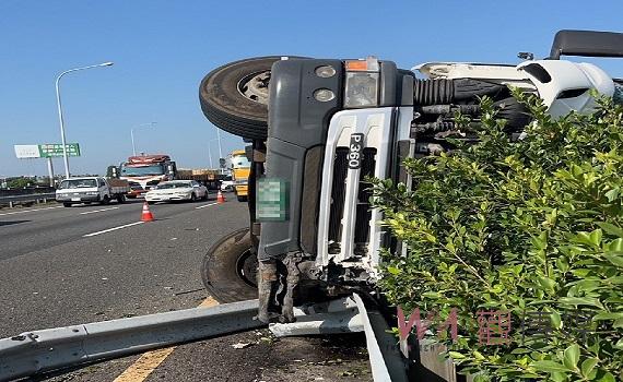 國道1號聯結車翻覆 駕駛受傷脫困後送醫