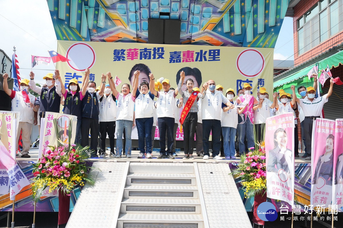 兩候選人與地方各界呼凍蒜。(許淑華服務處提供)